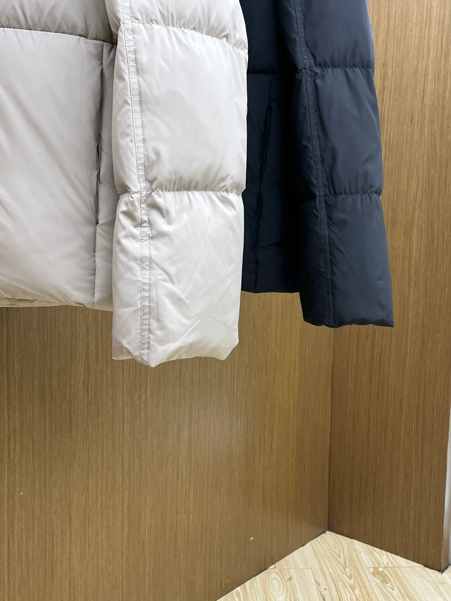 P1400 [Zhang Linghe’s latest top-grade down-filled Canada Goose model] Hooded, removable hood! The original custom-woven lightweight square technology three-proof fabric is windproof, rainproof and friction-proof. It is made of 400D gallbladder Zhengerbajing national standard 90 white duck down. When it is inserted inside, it will be more fluffy and temperature-locking. The whole piece can be stored and folded! ! The embroidered logo on the left chest is a topographic map of Canada, lifelike and perfectly restored. It is embroidered with high-density colored yarn using imported embroidery machines from Bai Lingda. In particular, the sleeves are detachable, making it especially suitable for areas with unstable climate. The washing and labeling are all based on the latest version, and the customized washing labels are equipped with laser anti-counterfeiting labels! ! And the position of the wash water mark is synchronized according to the 25-year new hidden design process. The wash water mark is all hidden inside and can be seen in the detailed picture. What you see is what you get! ! Color graphite gray, black Size xs s m L xl